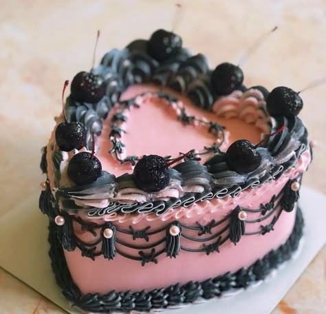 Goth Birthday Cake Ideas, Emo Bday Cake, Goth Bday Cake, Goth Cakes Birthday, Goth Cake Aesthetic, Goth Birthday Party Aesthetic, Gothic Vintage Cake, Pastel Goth Cake, Pastel Goth Birthday Party