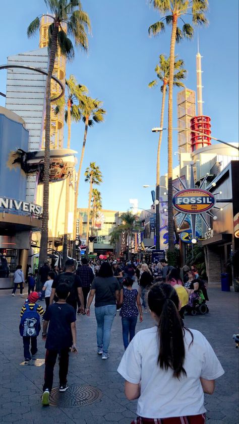 Universal Studio California, City Walk Universal Studios Los Angeles, La Universal Studios, Universal Studios Pics Ideas, Universal City Walk Los Angeles, Universal Studios Hollywood Aesthetic, Universal Studios Photo Ideas, Universal Studios La, Los Angeles Disneyland