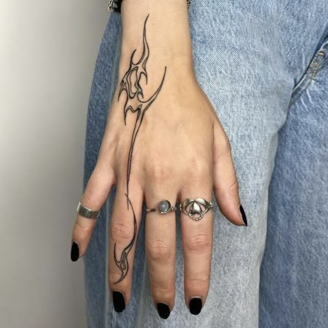 Lesbian Hand Tattoo, Metal Tattoos For Women, Ui̇ci̇deboy Tattoos, Tattoos Upper Arm, Twilight Tattoos, Wrap Around Wrist Tattoos, Clock Tattoos, Tattoos Abstract, Partner Tattoos