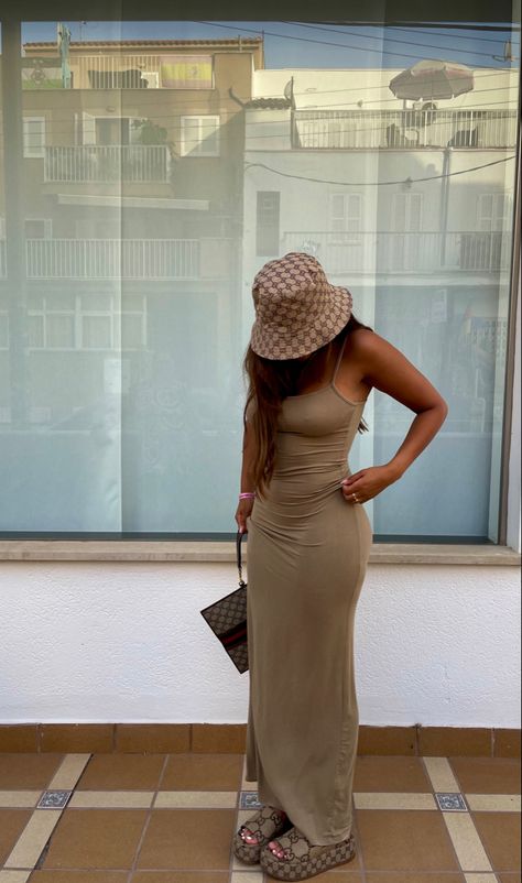 Beige gucci outfit Women Bucket Hat Outfit, Bucket Hat Outfit Women, Platform Slides Outfit, Hat Outfit Women, Gucci Slides Outfit, Gucci Bucket Hat, Gucci Outfit, Casual Sporty Outfits, Bucket Hat Outfit