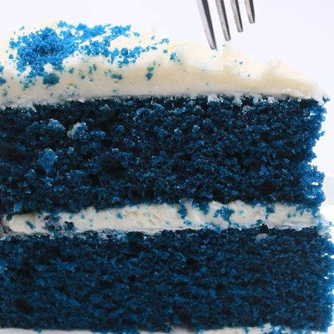 🍰 𝐁𝐥𝐮𝐞 𝐕𝐞𝐥𝐯𝐞𝐭 𝐂𝐚𝐤𝐞 𝐑𝐞𝐜𝐢𝐩𝐞 🍰 "Bring a touch of elegance to your family gatherings with this stunning Blue Velvet Cake – a delightful treat that’s as beautiful as it is delicious." 🛒 𝐈𝐧𝐠𝐫𝐞𝐝𝐢𝐞𝐧𝐭𝐬 🛒 - 2 1/2 cups all-purpose flour - 1 1/2 cups granulated sugar - 1 teaspoon baking soda - 1 teaspoon salt - 1 teaspoon cocoa powder - 1 1/2 cups vegetable oil - 1 cup buttermilk, room temperature - 2 large eggs, room temperature - 2 tablespoons blue food coloring - 1 teaspoon vanilla extract - 1 teaspo... Blue Velvet Cake Recipe, Blue Velvet Cake, Blue Velvet Cakes, Two Layer Cakes, Velvet Cake Recipes, Vegetarian Bake, Baking Cocoa, Blue Food Coloring, Signs Funny