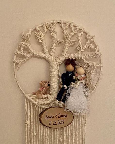 Macrame Couple Doll, Macrame Wedding Gift Ideas, Macrame Wedding Gift, Crochet Wedding Gift, Diy Yarn Dolls, Macrame Wedding Decor, Boho Macrame Wall Hanging, Macrame Mirror, Free Macrame Patterns