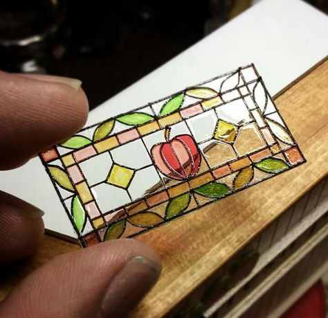 Nunu stained glass mini Nunus House, Dollhouse Renovation, Crea Fimo, Techno Rave, Doll House Plans, Mini Doll House, Dollhouse Projects, Dollhouse Miniatures Diy, Dolls Houses