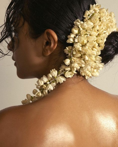 🦋 - pragathi guruprasad wearing the madurai jasmine... Asian Jasmine, Mermaid Out Of Water, Jasmine Hair, Asian Flowers, Culture Day, Retro Bollywood, Jasmine Flower, Ancient Beauty, Flowers Ideas