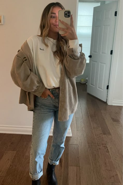 Laid Back Cute Outfits, Call Mom Jean Outfits, Winter Outfit With Mom Jeans, Comfy Jean Outfits Winter, Mom Jean Fashion, Mom Jeans Outfit Modest, Trendy Mom Aesthetic, Cuffed Mom Jeans Outfit, Cool Mom Outfits Winter