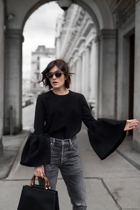 Love these statement sleeves How To Wear Leggings, Cool Girl Style, Stylish Jumpsuit, Statement Sleeves, Cooler Look, Looks Street Style, Looks Black, Athleisure Fashion, Spring Street Style