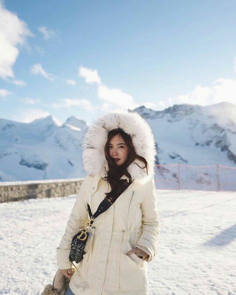 White Parka Outfit, Parka Outfits, White Parka, Parka Outfit, Korean Winter Outfits, Winter Board, Japan Winter, Korean Winter, Trip Outfit