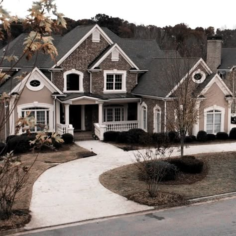 Unique Suburban House, Family Home Ideas Exterior, Nice House Exterior Dream Homes, Subberben House, Traditional Suburban House Exterior, Cozy Big House Exterior, Suburban Farmhouse Exterior, Rich Suburban House, Cute Family Home Exterior