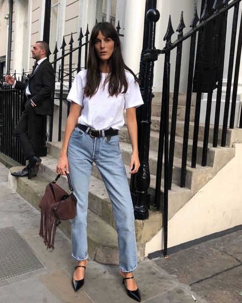 Instagram Outfit Idea: a white t-shirt, black belt, brown suede fringe-detailed bag, straight-leg jeans, and black Mary-Jane mules. Leia Sfez, White Tee Jeans, Girls Spring Outfits, Look Jean, Daily Fashion Inspiration, French Girl Style, Everyday Chic, Instagram Outfits, French Girl