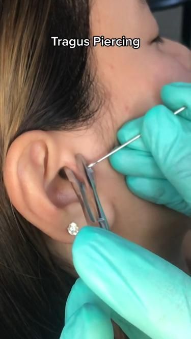 Unique Ear Piercings, Men's Piercings, Look 80s, Ear Peircings, Ear Piercings Chart, Piercing Chart, Cool Ear Piercings, Pretty Ear Piercings, Face Piercings