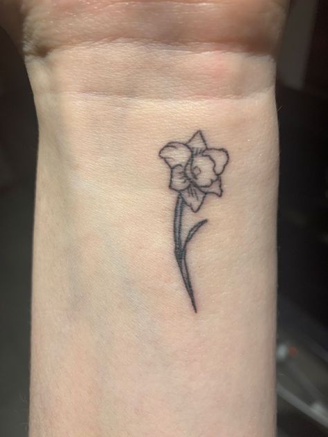 Small Daphodil Tattoo, Daffodil Small Tattoo, Cute Daffodil Tattoos, Simple Daffodil Drawing, Daffodil Tattoo Small Simple, Daphadil Flower Tattoo, Meaningful Tattoos Simple, Tangled Rapunzel Flower, Small Daffodil Tattoo