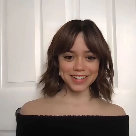 Jenna Ortega Short Hair 2023, Jenna Ortega With Short Hair, Jenna Ortega Short Hair Bangs, Jenna Ortega Hairstyles Tutorial, Jenna Ortega Hair Short, Jenna Ortega Wolf Cut, Curtain Bangs Jenna Ortega, Jenna Ortega Side Profile, Jenna Ortega Makeup Tutorial