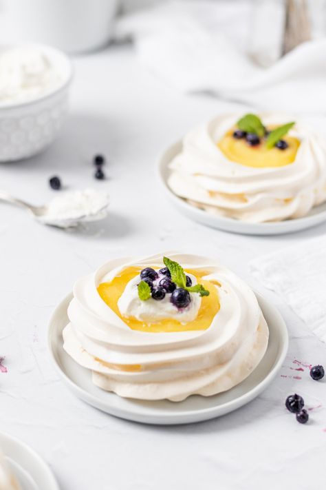 The best Mini Lemon Curd Pavlovas - Taryn's Tasting Table Lemon Pavlova Recipe, Mini Pavlova Recipe, Lemon Pavlova, Lemon Curd Pavlova, Australian Desserts, Pavlova Dessert, Meringue Pavlova, Mini Pavlova, Pavlova Recipe