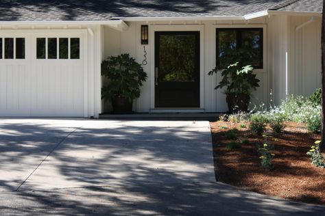 California Ranch Style Homes Exterior, White Ranch House, California Ranch Style Homes, Rambler Remodel, California Ranch House, Rambler House, Ranch Home Remodel, Ranch House Exterior, California Ranch