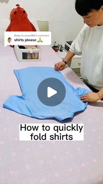 How To Fold Shorts, Shirt Folding Trick, Marie Condo, How To Fold Jeans, Folding Tips, Diy Fashion Videos, Konmari Folding, Folding Hacks, Folding Fitted Sheets