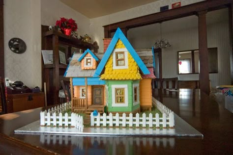 Gingerbread UP House. DEFINITELY wanna do this as my gingerbread house for adv. baking class Gingerbread House Pictures, Gingerbread Inspiration, Cracker House, Cool Gingerbread Houses, Magic Theme, All Things Gingerbread, Gingerbread House Decorations, Lawrence Ks, Christmas Gingerbread House