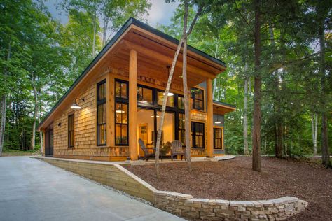 Hannah House — J Merchant Builders Small Cabins With Loft Modern, Cabin With Sunroom, Modern Cabins In The Woods Architecture, Modern Cabin Plans With Loft, Houses In The Woods Modern, Modern Style Cabin, Lake House Shed, Single Pitch Roof Cabin, Small Modern Lake House