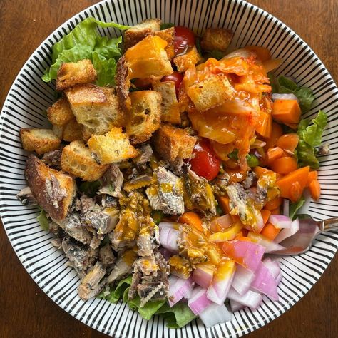 Sardine Salad: A Dietitian's Delicious Brain-Boosting Recipe Sardine Soup Recipe, Sardine Bowl, Easy Cheap Food, Sardine Salad, Carrot Ginger Dressing, Canned Seafood, Cheap Food, Ginger Dressing, Fiber Diet