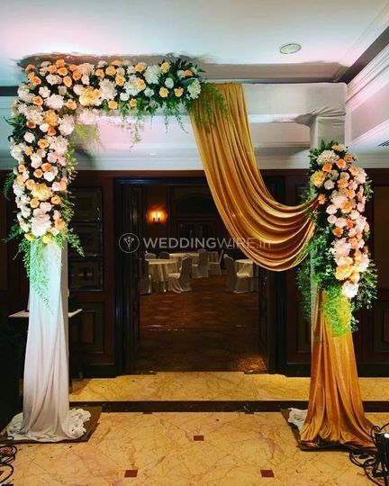 Entrance Gate Decoration For Event, Wedding Entry Passage Decor, Engagement Gate Decoration, Entry Gate Design For Wedding, Entry Passage Design, Dinner Setup Ideas, Marriage Entry Gate Decoration, Entrance Arch Wedding, Entry Gate Decoration Wedding