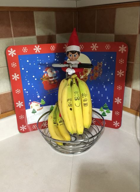 Elf Drawing On Bananas, Elf And Bananas, Elf On The Shelf Face Drawing, Elf Banana Ideas, Elf Bananas, Elf On The Shelf Bananas, Wlf On The Shelf, Elf Drawings, Elf Ideas Easy