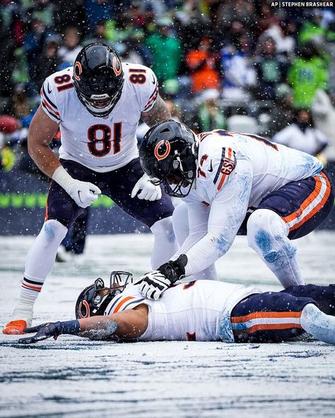 Football In Snow, Chicago Bears Aesthetic, Chicago Bears Justin Fields, Chicago Bears Wallpaper, Chicago Bears Pictures, Nfl Bears, Bear Down Chicago Bears, Chicago Bears Football, Bears Football