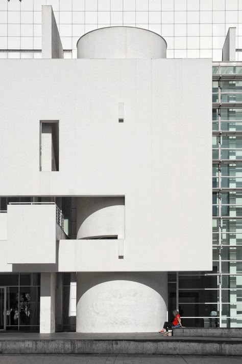 Richard Meier Architecture, Postmodern Architecture, Barcelona Museum, White Architecture, Contemporary Art Museum, Richard Meier, Brutalist Architecture, Building Exterior, Museum Of Contemporary Art