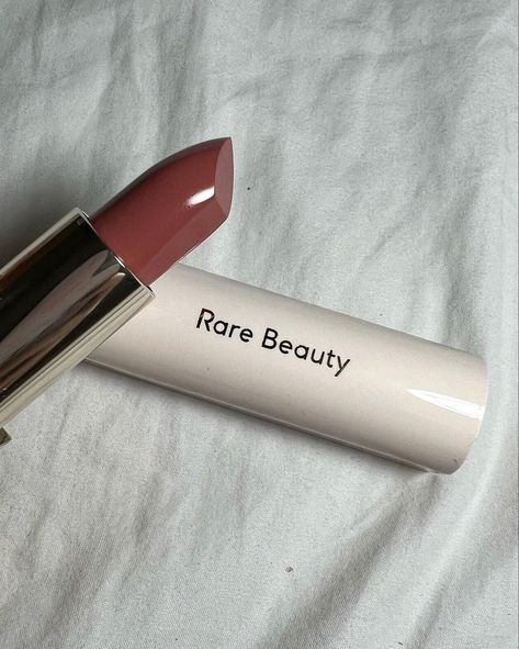 Rare Beauty Blush, Makeup Accesories, Fancy Makeup, Beauty Lipstick, Rare Beauty, Makeup Obsession, Luxury Makeup, Makeup Items, Blush Makeup