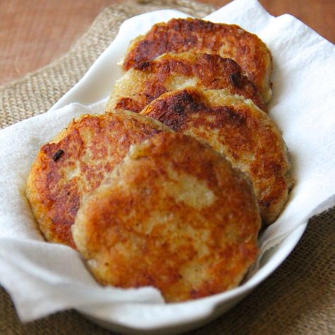 Boxty Recipe, Irish Dinner Recipes, Irish Boxty, Halloween Fingerfood, Irish Cooking, Irish Potato, Irish Dishes, Potluck Ideas, Irish Cuisine