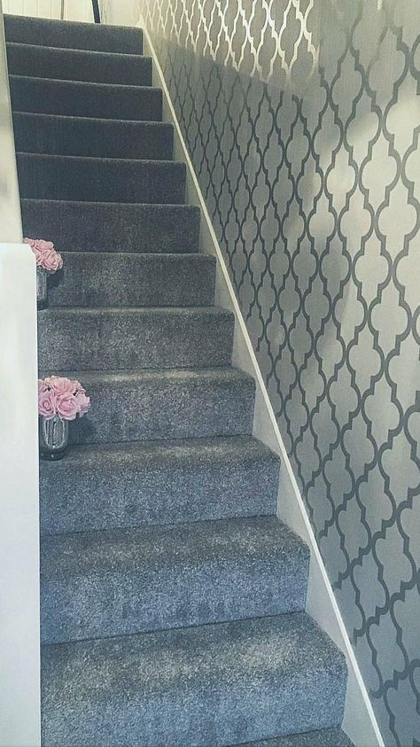 Grey Hallway, Hallway Wallpaper, Hallway Inspiration, Trellis Wallpaper, Hallway Designs, Foyer Decorating, Decoration Painting, Hall Decor, Trendy Wallpaper