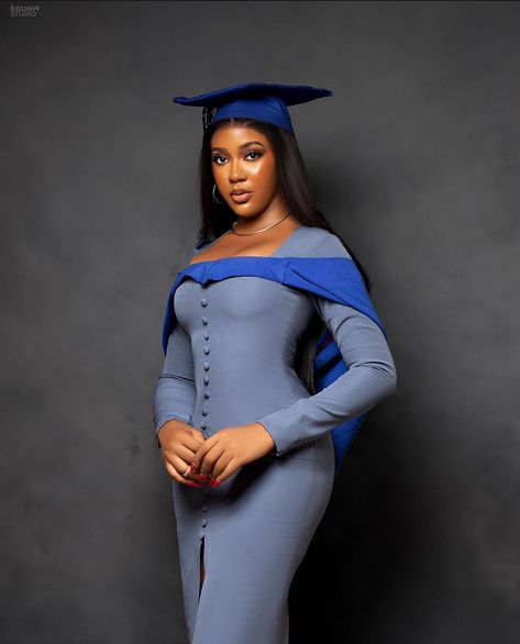 Grad Studio Photoshoot Ideas, Graduation Possess, Graduation Pictures Black Women Studio, Convocation Shoot Ideas, Convocation Picture Ideas, Convocation Outfit Graduation Classy, Convocation Photoshoot Ideas, Graduation Dress Photoshoot, Classy Graduation Pictures