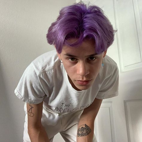 Men Purple Hair, Lavender Purple Hair, Boys Dyed Hair, Short Purple Hair, Boys Colored Hair, Dyed Hair Men, Mens Hair Colour, Hair Boy, Men Hair Color