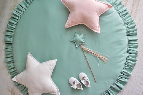 Mint Cotton Round Play Mat with Frills ✨ #toddlergames #toddlers #toddlertoys #firstbirthday #firstbirthdayideas #nurserydecor #nursery #babyroom #babyroomdesign #kidsroom #toddlerroom #montessory #woodentoys #firstbirthdayparty #kidsofinstagram #playroomdecor #woodentoys #imagineplay #playroomdecor #playroomdesign #toddlerapproved #activitiesforkids #education #stemforkids Round Nursery Rug, Round Play Mat, Baby Activity Mat, Padded Play Mat, Pom Pon, Soft Floor, Mattress On Floor, Baby Rugs, Baby Rocker