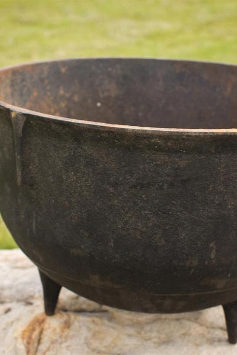 Cast Iron Wash Pot Ideas, Cast Iron Kettle Decorating Ideas, Cauldron Ideas, Testing Coordinator, Dutch Oven Cast Iron, Cleaning Cast Iron Pans, Restore Cast Iron, Iron Cleaning, Cast Iron Fire Pit