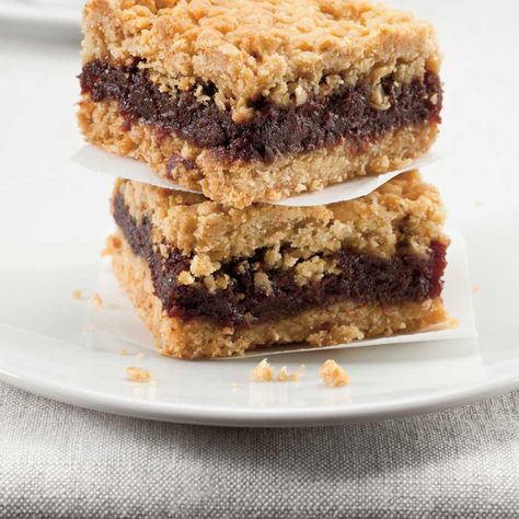 Date Squares (The Best) | RICARDO Dessert Squares, Fruit And Nut Bars, Date Squares, Date Bars, Square Recipes, Date Recipes, Healthy Sugar, Quick Cooking, Dessert Bars