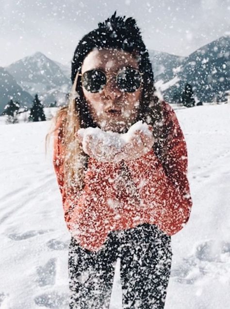 Photo Inspiration Snow Pics Instagram, Skiing Instagram Pictures, Warm Hiking Outfit, Photo Ski, Ski Pictures, Snow Photoshoot, Winter Portraits, Winter Instagram, Snow Pictures