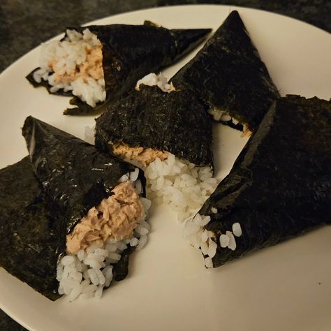 Onigiri was much harder to wrap than I thought it would be 🫢 bright side is onigiri-inspired tuna bowl takes less than 20 mins to make ~300 cal; 22g of protein Ingredients: • 1 tuna can in water/brine • 1 tbs mayo • 1 tbs of wasabi paste • Sriracha • dried seaweed • sushi or jasmine rice ~~~ #healthymeals #macros #onigiri #personaltrainer Tuna Mayo Onigiri, Tuna Bowl, Tuna Can, Dried Seaweed, Protein Ingredients, Tuna Mayo, Tuna Sushi, Sushi Rice, Jasmine Rice