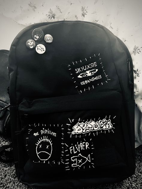 Backpack Customize Ideas, Punk Style School Bags For Halloween, Alt Backpack Diy, Backpack Decoration Ideas Grunge, Crust Backpack, Goth Backpacks For School, Black Sparkle Nails, The Distillers, Band Patches