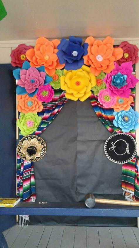 Hispanic Heritage Month Decorations, Themed Bulletin Boards, Spanish Heritage Month, Hispanic Heritage Month Bulletin Board, Month Decorations, Hispanic Heritage Month Crafts, Hispanic Heritage Month Activities, Spanish Classroom Decor, Mexican Birthday Parties