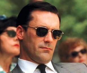 Jon Hamm, as Don Draper, wearing RE Aviator sunglasses in the series Mad Men Ray Ban Caravan, Randolph Engineering, 1970s Men, Celebrity Sunglasses, Ray Ban Sunglasses Sale, Don Draper, Mad Men Fashion, Jon Hamm, Ray Ban Wayfarer