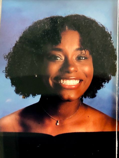 Senior Yearbook Pictures Black Women, Senior Portraits Girl Yearbook, Yearbook Pictures Aesthetic, Makeup Highschool, Senior Picture Hairstyles, Yearbook Picture Ideas, Senior Portraits Yearbook Makeup, Yearbook Makeup, Senior Yearbook Pictures