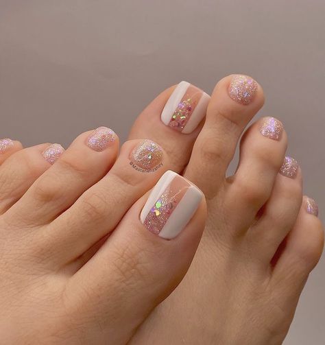 Pedicure Rosa, Toe Nails Designs, Flower Toe Nails, Ongles Beiges, Wedding Pedicure, Glitter Toe Nails, Pink Toe Nails, Pink Pedicure, Toenail Designs Summer