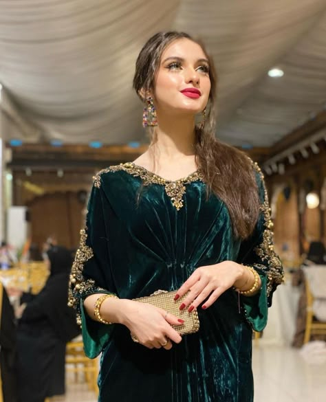 Velvet Pakistani Dress, Shadi Dresses, Stitching Ideas, Velvet Dress Designs, Velvet Dresses, Pakistani Fancy Dresses, Pakistani Dresses Casual, Pakistani Fashion Party Wear, Beautiful Pakistani Dresses