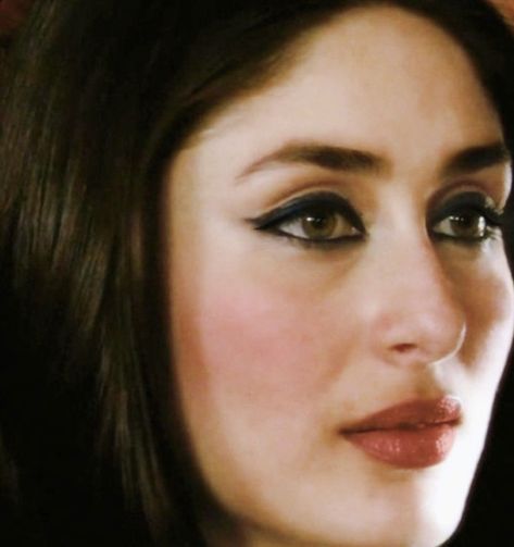 Kareena Kapoor Khan Makeup, Kareena Aesthetic, Kareena Kapoor 90s Makeup, Kareena Kapoor Eye Makeup, Kareena Kapoor Khan 90s, Kajal Eyes Indian, Kareena Kapoor Aesthetic, Kareena Kapoor Makeup, Kareena Kapoor 90s