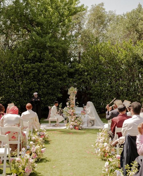 The most dreamy garden ceremony setup⁠ ⁠ One thing I love about these pictures is that you can see Samiha and Sohail's family and friends sitting and soaking in every moment in an unplugged ceremony⁠ ⁠ Photography: @ngcreativestudio⁠ Venue: @burnhamgroveestate⁠ Decor: @nokshaevents⁠ Bouquet: @springfull_⁠ Makeup: @mariamzafarbridal⁠ Bridal Outfit: @abhishekh_n_radhika⁠ Wedding Rings: @austenandblake⁠ Bridal Jewellery: @sgjewelz⁠ Nikkah Certificate: @calligraphybyaiman⁠ Garden Wedding Decorations Ceremony, Nikkah Arrangement, Indian Simple Wedding, Nikkah Ideas Pakistani, Nikkah Wedding, Outside Nikkah, Nikah Ceremony Decor, Nikkah Pictures, Garden Nikkah