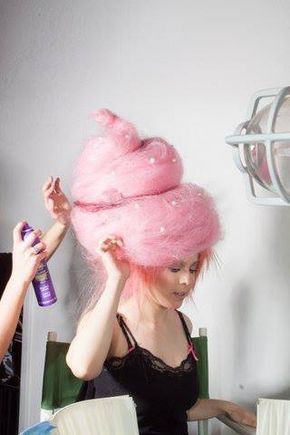 DIY Cotton Candy Halloween Costume Idea Cotton Candy Halloween Costume, Diy Cotton Candy, Candy Halloween Costumes, Cotton Candy Costume, Karneval Diy, Cabelo Pin Up, Candy Costume, Cotton Candy Hair, Candy Costumes