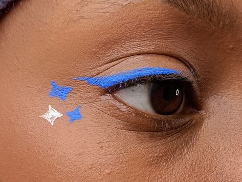 #makeup #liner #eyeshadow #blue #white  #stars #aesthetic #ghabzies White Stars Aesthetic, Blue And White Eyeliner, Blue Liner Makeup, Eye Liner Designs Eyeliner Styles, Blue Graphic Eyeliner, Blue Graphic Liner, Navy Blue Eyeliner, White Liquid Eyeliner, Liner Eyeshadow