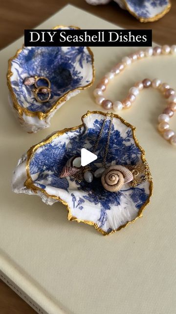 Shell Napkin Craft, How To Decoupage Shells, Scallop Shell Craft Ideas, Shell Painting Ideas, Sheri Wilson, Scallop Shell Craft, Seashell Heart, Decoupage Shells, Seashell Necklaces