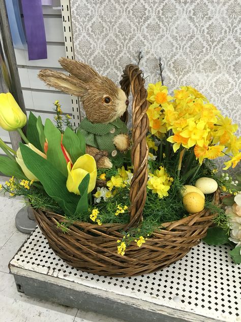 Easter Basket Flower Arrangements, Easter Basket Decorating Ideas, Easter Floral Arrangements, Easter Flower Basket, Easter Decorations Centerpieces, Easter Florals Diy, Easter Basket Ideas For Adults, Easter Basket Decoration, Easter Gifts For Adults