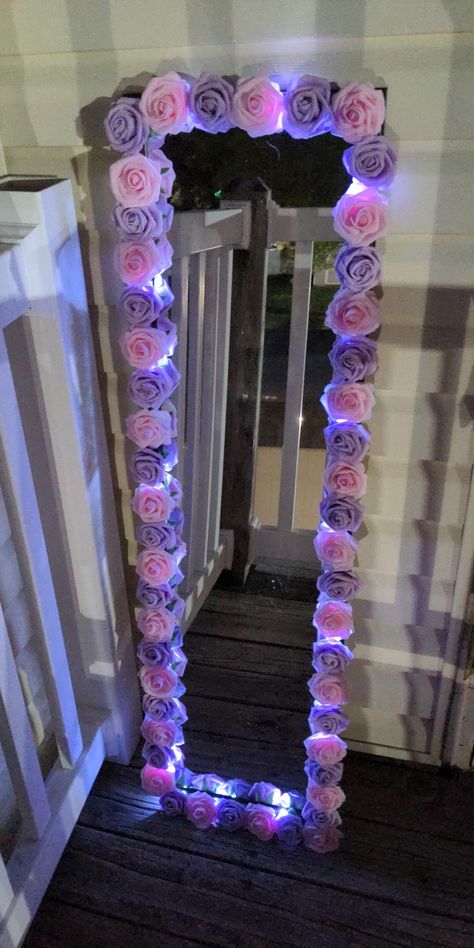 Mirror With Roses Around It, Diy Room Mirror, Things To Put Around A Mirror, Long Mirror Decorating Ideas Diy, Custom Mirror Frame, Ideas Para Espejos En Cuarto, Mirrors With Flowers, Mirror Diy Frame Ideas, Ideas Para Decorar Espejos