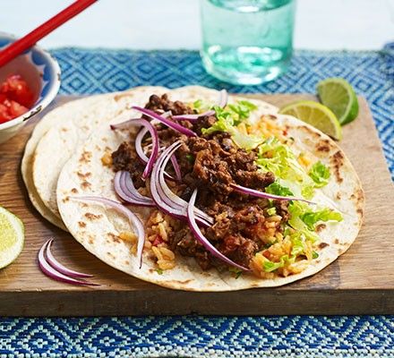 Easy Beef Burritos, Easy Chilli Con Carne, Beef Burritos, Easy Chilli, Con Carne Recipe, Family Supper, Burrito Recipe, Burritos Recipe, Bbc Good Food